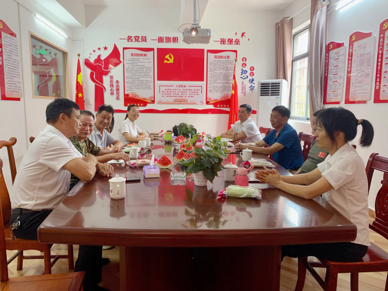 “八一”退役軍人、軍嫂座談會(huì)